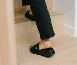 Slip-Ons|Sandals><noscript><img width=