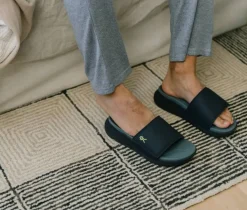 Slip-Ons|Sandals><noscript><img width=
